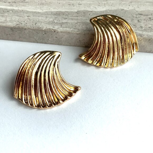 NEW~ Anthropologie Casa Clara "Arabesque" Gold Upside Down Wave Post Earrings - Picture 2 of 7